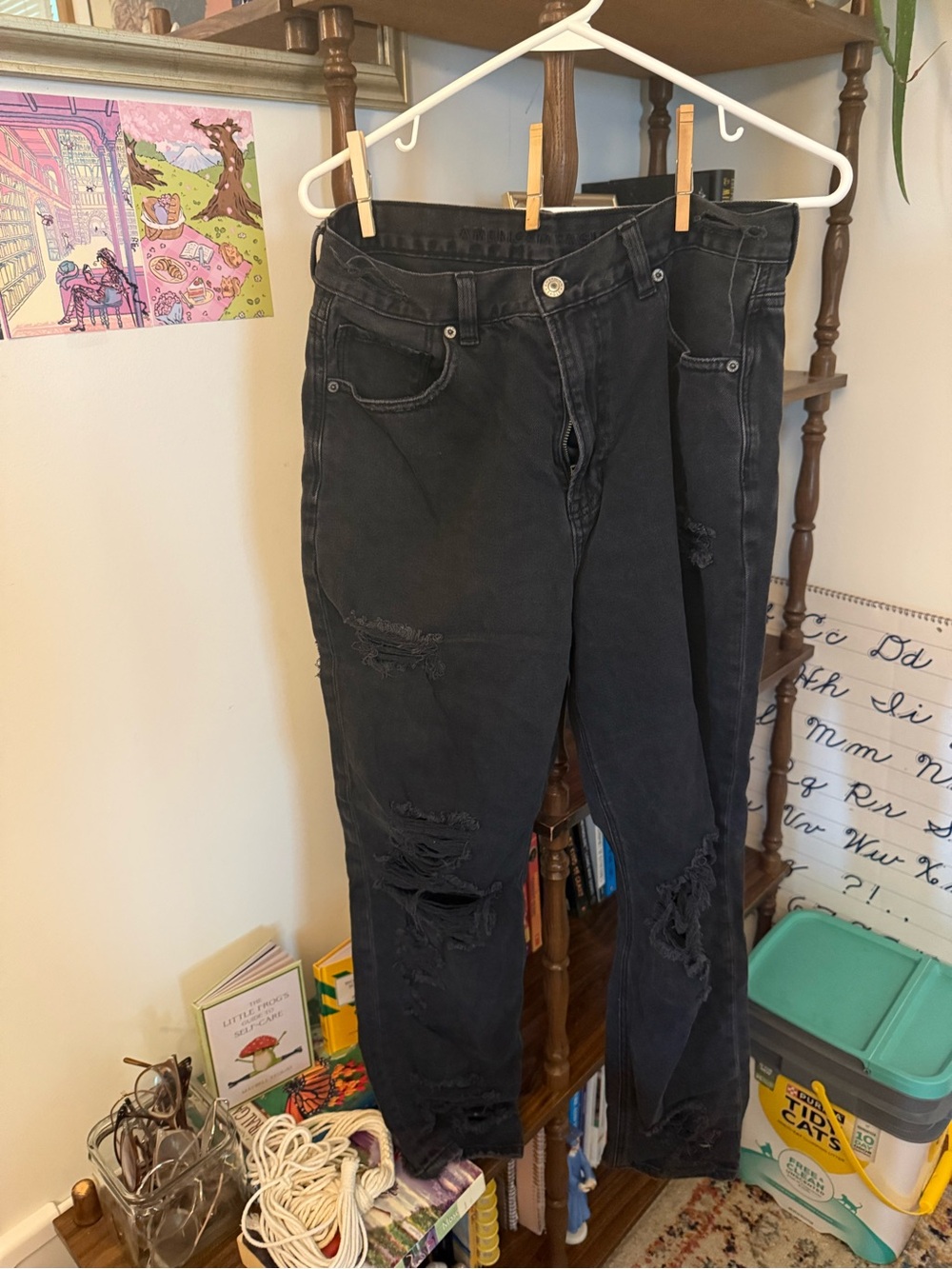 Women’s ripped American Eagle Jeans